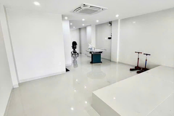 CHO THUÊ MẶT BẰNG TẦNG TRỆT MẶT TIỀN ĐƯỜNG THÍCH QUẢNG ĐỨC KHU ĐÔ THỊ HÀ QUANG 1 NHA TRANG – DIỆN TÍCH 110M² NGANG 5M CÓ HẦM ĐỂ XE GIÁ 18 TRIỆU