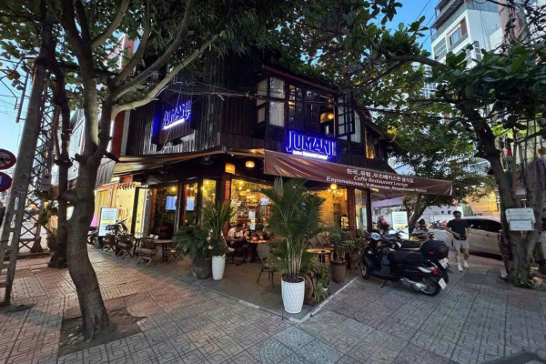 SANG NHƯỢNG NHÀ HÀNG LÔ GÓC 2 MẶT TIỀN TRUNG TÂM PHỐ NGA HÀN NHA TRANG – KẾT CẤU 3 TẦNG DIỆN TÍCH 94M² GIÁ SANG 3.2 TỶ ĐÃ GỒM CỌC