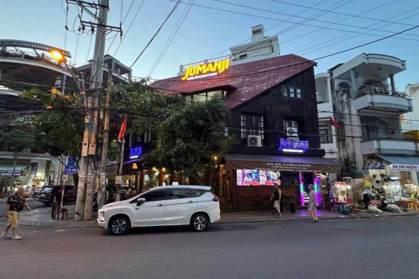 SANG NHƯỢNG NHÀ HÀNG LÔ GÓC 2 MẶT TIỀN TRUNG TÂM PHỐ NGA HÀN NHA TRANG – KẾT CẤU 3 TẦNG DIỆN TÍCH 94M² GIÁ SANG 3.2 TỶ ĐÃ GỒM CỌC