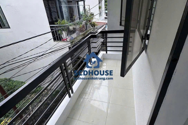 BÁN NHÀ LÔ GÓC 2 MẶT TIỀN HẺM CẮT KIẾNG ĐƯỜNG 2/4 NHA TRANG – DIỆN TÍCH 28M² KẾT CẤU 2 TẦNG ĐỦ NỘI THẤT GIÁ CHỈ 2.3 TỶ