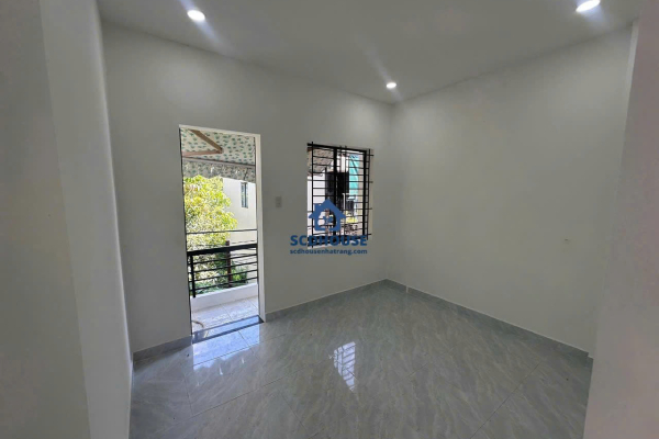BÁN NHÀ LÔ GÓC 2 MẶT TIỀN HẺM CẮT KIẾNG ĐƯỜNG 2/4 NHA TRANG – DIỆN TÍCH 28M² KẾT CẤU 2 TẦNG ĐỦ NỘI THẤT GIÁ CHỈ 2.3 TỶ