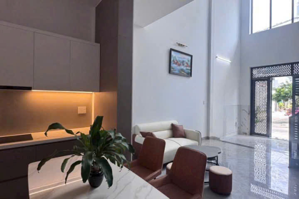CHO THUÊ NHÀ NGUYÊN CĂN MẶT TIỀN 1 TRỆT 1 LẦU KHU HÒN XỆN BẮC NHA TRANG – DIỆN TÍCH SỬ DỤNG TRÊN 100M² FULL NỘI THẤT 3 PHÒNG NGỦ GIÁ 22 TRIỆU