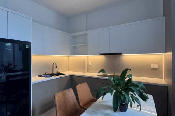 CHO THUÊ NHÀ NGUYÊN CĂN MẶT TIỀN 1 TRỆT 1 LẦU KHU HÒN XỆN BẮC NHA TRANG – DIỆN TÍCH SỬ DỤNG TRÊN 100M² FULL NỘI THẤT 3 PHÒNG NGỦ GIÁ 22 TRIỆU