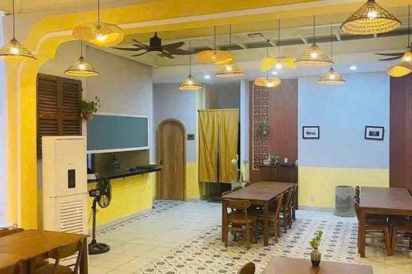 CHO THUÊ NHÀ NGUYÊN CĂN 2 TẦNG MẶT TIỀN ĐƯỜNG TRỊNH PHONG KHU PHỐ HÀN QUỐC NHA TRANG – DIỆN TÍCH 210M² NGANG 6M NỞ HẬU THÍCH HỢP MỞ NHÀ HÀNG SPA VĂN PHÒNG GIÁ 75 TRIỆU