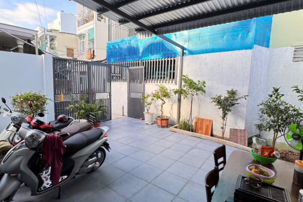 CHO THUÊ NHÀ VƯỜN 2 TẦNG MỚI 100% CẠNH BỆNH VIỆN VINMEC VÀ BIỂN TRẦN PHÚ NHA TRANG – DIỆN TÍCH 142M² NGANG 8M SÂN BBQ 3PHÒNG NGỦ FULL NỘI THẤT GIÁ 20 TRIỆU