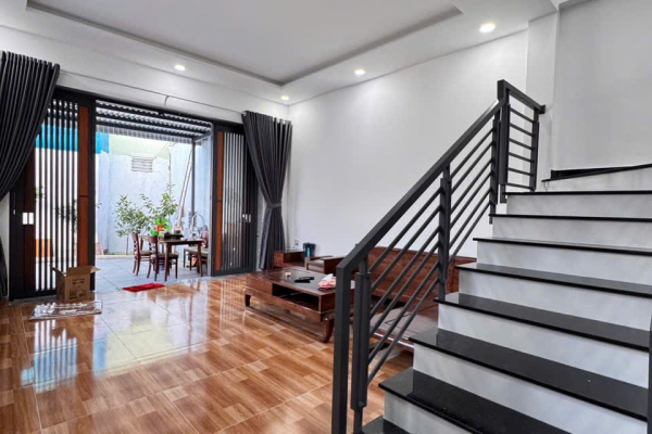 CHO THUÊ NHÀ VƯỜN 2 TẦNG MỚI 100% CẠNH BỆNH VIỆN VINMEC VÀ BIỂN TRẦN PHÚ NHA TRANG – DIỆN TÍCH 142M² NGANG 8M SÂN BBQ 3PHÒNG NGỦ FULL NỘI THẤT GIÁ 20 TRIỆU