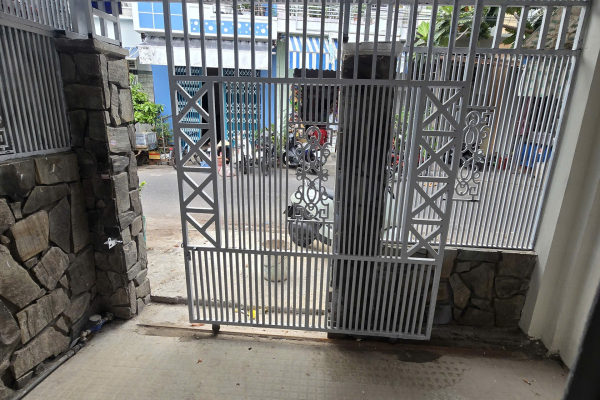 CHO THUÊ NHÀ NGUYÊN CĂN 2 TẦNG MẶT TIỀN ĐƯỜNG VẠN HÒA NGAY CHỢ ĐẦM TRUNG TÂM NHA TRANG – ĐƯỜNG RỘNG 10M DIỆN TÍCH SỬ DỤNG 106M² 3 PHÒNG NGỦ GIÁ 10 TRIỆU/THÁNG