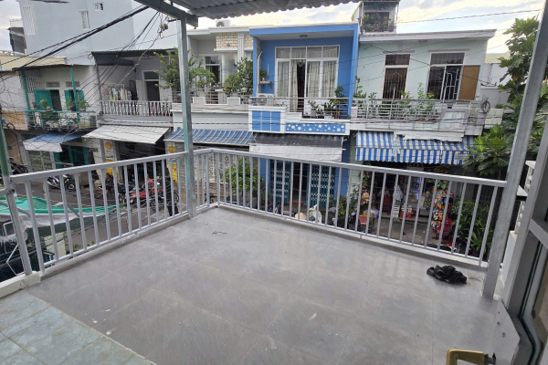 CHO THUÊ NHÀ NGUYÊN CĂN 2 TẦNG MẶT TIỀN ĐƯỜNG VẠN HÒA NGAY CHỢ ĐẦM TRUNG TÂM NHA TRANG – ĐƯỜNG RỘNG 10M DIỆN TÍCH SỬ DỤNG 106M² 3 PHÒNG NGỦ GIÁ 10 TRIỆU/THÁNG