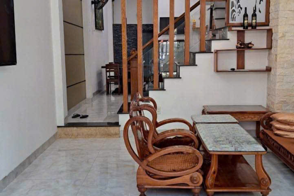CHO THUÊ NHÀ NGUYÊN CĂN 3 TẦNG MẶT TIỀN ĐƯỜNG LAM SƠN TRUNG TÂM NHA TRANG – DIỆN TÍCH SỬ DỤNG 182M² NGANG 4M 4 PHÒNG MÁY LẠNH PHÙ HỢP KINH DOANH SPA VĂN PHÒNG GIÁ 20 TRIỆU/THÁNG