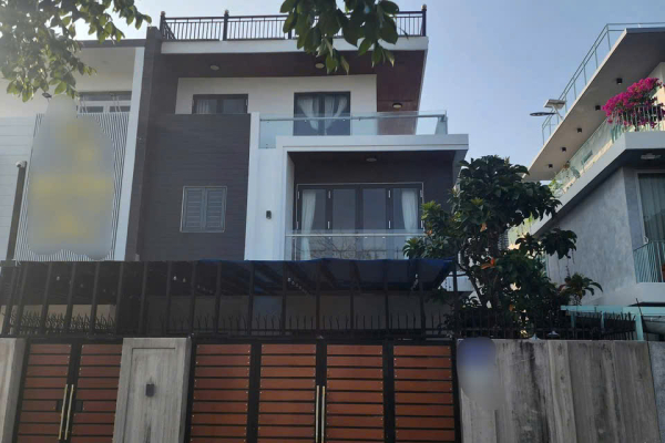 CHO THUÊ VILLA 3 TẦNG ĐỐI DIỆN SÂN BÓNG KHU ĐÔ THỊ MỸ GIA GÓI 2 NHA TRANG – DIỆN TÍCH 200M² NỘI THẤT CƠ BẢN THÍCH HỢP MỞ VĂN PHÒNG CÔNG TY GIÁ 21 TRIỆU/THÁNG