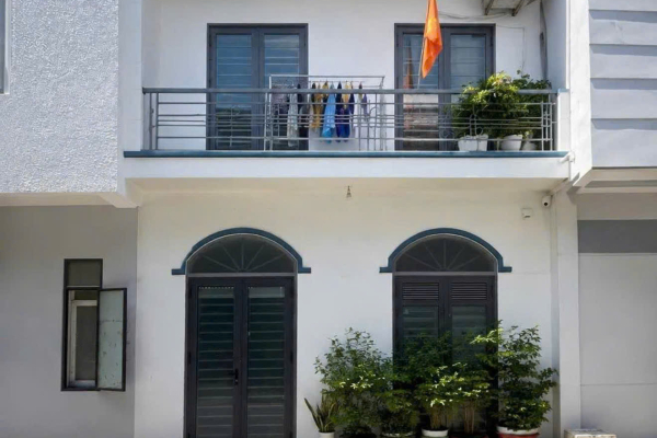 BÁN NHÀ MỚI 2 TẦNG HẺM Ô TÔ ĐƯỜNG NHỰA 5M KHU AT VĨNH HẢI NHA TRANG – CÁCH BẾN XE PHÍA BẮC 150M – DIỆN TÍCH 30M² NGANG 6M CÁCH BIỂN 1,7KM GIÁ 2 TỶ 450 TRIỆU