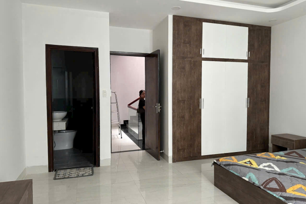 CHO THUÊ NHÀ PHỐ 3 TẦNG KHU ĐÔ THỊ HÀ QUANG 1 TRUNG TÂM NHA TRANG – DIỆN TÍCH 85M² HƯỚNG BẮC ĐƯỜNG Ô TÔ 4 PHÒNG NGỦ 5 WC FULL NỘI THẤT MỚI ĐẸP GIÁ 22 TRIỆU/THÁNG