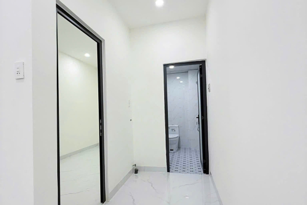 BÁN NHÀ MỚI 2 TẦNG ĐẸP PHỐ HÀ THANH TRẦN QUÝ CÁP TRUNG TÂM NHA TRANG – DIỆN TÍCH 42,1M² NGANG 4,2M VUÔNG VẮN 3 PHÒNG NGỦ 1 PHÒNG THỜ GIÁ 2 TỶ 870 TRIỆU