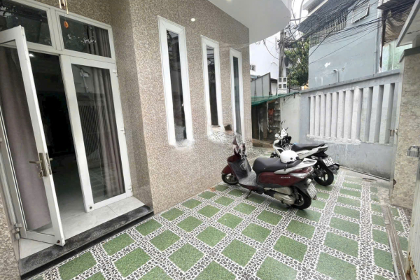 CHO THUÊ NHÀ NGUYÊN CĂN 3 TẦNG LÔ GÓC HẺM KHU BÀN CỜ TRUNG TÂM NHA TRANG – TỔNG DIỆN TÍCH SÀN GẦN 300M² SÀN TRỐNG TẦNG TRỆT VÀ 4 PHÒNG NGỦ GIÁ CHỈ 14 TRIỆU/THÁN