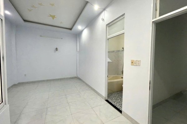 CHO THUÊ NHÀ NGUYÊN CĂN 3 TẦNG LÔ GÓC HẺM KHU BÀN CỜ TRUNG TÂM NHA TRANG – TỔNG DIỆN TÍCH SÀN GẦN 300M² SÀN TRỐNG TẦNG TRỆT VÀ 4 PHÒNG NGỦ GIÁ CHỈ 14 TRIỆU/THÁN