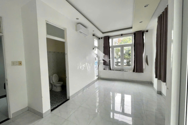 CHO THUÊ NHÀ NGUYÊN CĂN 3 TẦNG LÔ GÓC HẺM KHU BÀN CỜ TRUNG TÂM NHA TRANG – TỔNG DIỆN TÍCH SÀN GẦN 300M² SÀN TRỐNG TẦNG TRỆT VÀ 4 PHÒNG NGỦ GIÁ CHỈ 14 TRIỆU/THÁN