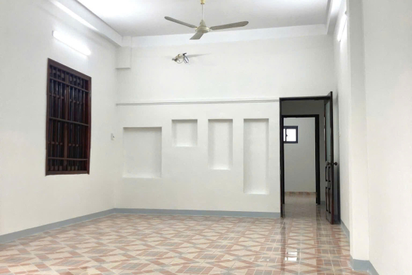 CHO THUÊ NHÀ NGUYÊN CĂN 3 TẦNG LÔ GÓC HẺM KHU BÀN CỜ TRUNG TÂM NHA TRANG – TỔNG DIỆN TÍCH SÀN GẦN 300M² SÀN TRỐNG TẦNG TRỆT VÀ 4 PHÒNG NGỦ GIÁ CHỈ 14 TRIỆU/THÁN