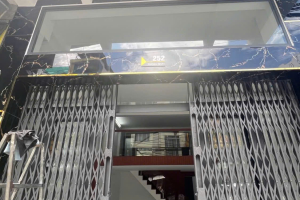 CHO THUÊ NHÀ MẶT TIỀN MỚI 100% SỐ 252 ĐƯỜNG THỐNG NHẤT PHƯỜNG PHƯƠNG SÀI TRUNG TÂM NHA TRANG – DIỆN TÍCH SỬ DỤNG 200M² NỞ HẬU CHỮ L CÓ 7 PHÒNG VÀ ĐẦY ĐỦ MÁY LẠNH GIÁ 26 TRIỆU/THÁNG