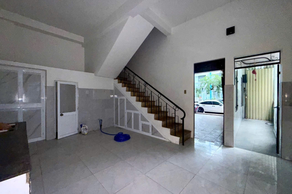 CHO THUÊ NHÀ KINH DOANH LÔ GÓC 2 MẶT TIỀN PHƯỜNG LỘC THỌ TRUNG TÂM NHA TRANG – DỰN TÍCH SỬ DỤNG 126M² NGANG 6M KẾT CẤU 1 TRỆT 1 LẦU GẦN BIỂN VÀ KHU PHỐ TÂY GIỮ GIÁ 3 NĂM ĐẦU 60 TRIỆU/THÁNG