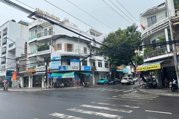 CHO THUÊ NHÀ NGUYÊN CĂN LÔ GÓC 2 MẶT TIỀN HỒNG BÀNG – NGÔ GIA TỰ TRUNG TÂM NHA TRANG – DIỆN TÍCH 48M² MẶT TIỀN ÔM CUA 22M CỰC KHỦNG VỊ TRÍ VÀNG KINHOANH GIÁ 55 TRIỆU/THÁNG