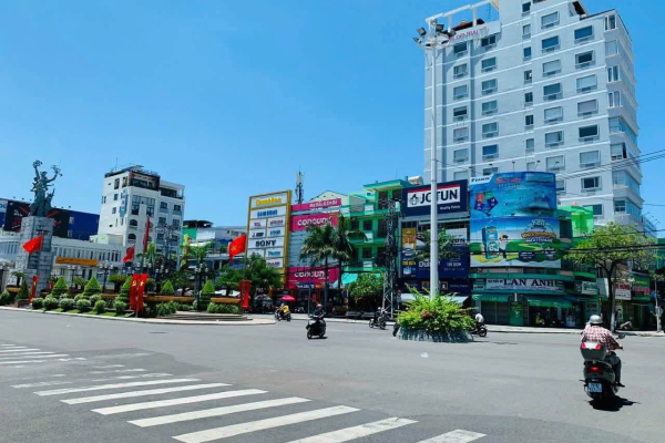 CHO THUÊ MẶT BẰNG KINHOANH VỊ TRÍ VÀNG NGAY VÒNG XOAY TƯỢNG ĐÀI CHIẾN THẮNG TRUNG TÂM NHA TRANG – DIỆN TÍCH 127M² (NGANG 5M) KẾT CẤU 2 TẦNG NHẬN DIỆN THƯƠNG HIỆU ĐỈNH GIÁ CHỈ 25 TRIỆU/THÁNG