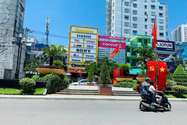 CHO THUÊ MẶT BẰNG KINHOANH VỊ TRÍ VÀNG NGAY VÒNG XOAY TƯỢNG ĐÀI CHIẾN THẮNG TRUNG TÂM NHA TRANG – DIỆN TÍCH 127M² (NGANG 5M) KẾT CẤU 2 TẦNG NHẬN DIỆN THƯƠNG HIỆU ĐỈNH GIÁ CHỈ 25 TRIỆU/THÁNG