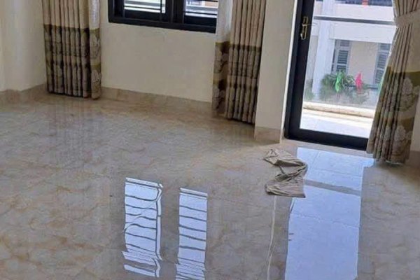 BÁN NHÀ MỚI ĐẸP 3 TẦNG 1 TUM MẶT TIỀN ĐƯỜNG LAM SƠN TRUNG TÂM NHA TRANG – KHU BÀN CỜ SẦM UẤT NỔI TIẾNG CÓ 4 PHÒNG NGỦ 4WC BAN CÔNG SÂN THƯỢNG THOÁNG MÁT GIÁ 9 TỶ