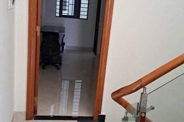 BÁN NHÀ MỚI ĐẸP 3 TẦNG 1 TUM MẶT TIỀN ĐƯỜNG LAM SƠN TRUNG TÂM NHA TRANG – KHU BÀN CỜ SẦM UẤT NỔI TIẾNG CÓ 4 PHÒNG NGỦ 4WC BAN CÔNG SÂN THƯỢNG THOÁNG MÁT GIÁ 9 TỶ