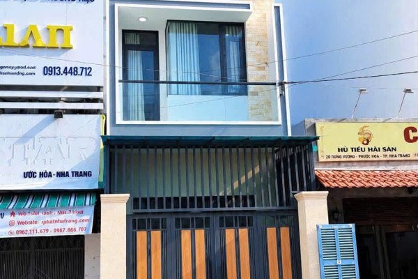 BÁN NHÀ MỚI ĐẸP 3 TẦNG 1 TUM MẶT TIỀN ĐƯỜNG LAM SƠN TRUNG TÂM NHA TRANG – KHU BÀN CỜ SẦM UẤT NỔI TIẾNG CÓ 4 PHÒNG NGỦ 4WC BAN CÔNG SÂN THƯỢNG THOÁNG MÁT GIÁ 9 TỶ