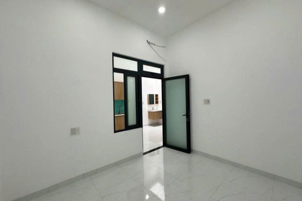 BÁN NHÀ CẤP 4 MỚI XÂY ĐẸP LÊ HỒNG PHONG – PHƯỜNG PHƯỚC HẢI / NAM NHA TRANG – DIỆN TÍCH 92M² (NGANG 6M) Ô TÔ TỚI TẬN NƠI TỰA ĐƯỜNG THÍCH QUẢNG ĐỨC VỚI SÂN XE MÁY 18M² GIÁ 5 TỶ 950 TRIỆ