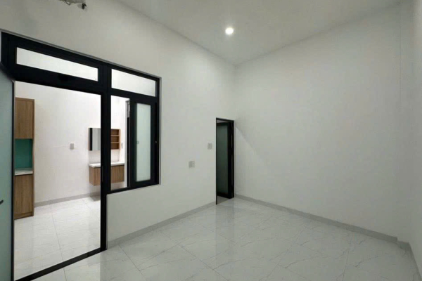 BÁN NHÀ CẤP 4 MỚI XÂY ĐẸP LÊ HỒNG PHONG – PHƯỜNG PHƯỚC HẢI / NAM NHA TRANG – DIỆN TÍCH 92M² (NGANG 6M) Ô TÔ TỚI TẬN NƠI TỰA ĐƯỜNG THÍCH QUẢNG ĐỨC VỚI SÂN XE MÁY 18M² GIÁ 5 TỶ 950 TRIỆ