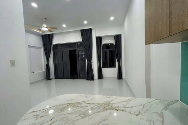 BÁN NHÀ CẤP 4 MỚI XÂY ĐẸP LÊ HỒNG PHONG – PHƯỜNG PHƯỚC HẢI / NAM NHA TRANG – DIỆN TÍCH 92M² (NGANG 6M) Ô TÔ TỚI TẬN NƠI TỰA ĐƯỜNG THÍCH QUẢNG ĐỨC VỚI SÂN XE MÁY 18M² GIÁ 5 TỶ 950 TRIỆ