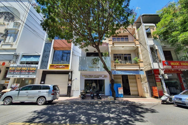 CHO THUÊ TÒA NHÀ MẶT TIỀN 4 TẦNG ĐƯỜNG HỒNG BÀNG TRUNG TÂM NHA TRANG – KHU BÀN CỜ / KHU PHỐ HÀN SẦM UẤT – DIỆN TÍCH 55M² MẶT TIỀN 5M ĐƯỜNG 20M GIÁ 50 TRIỆU/THÁNG