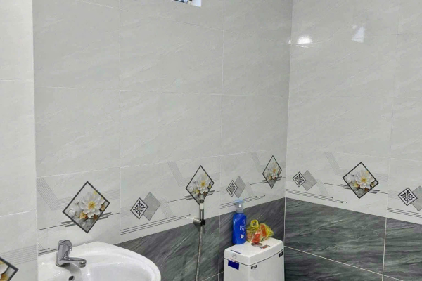 CHO THUÊ NHÀ PHỐ 3 TẦNG ĐƯỜNG CỔ LOA TRUNG TÂM KHU BÀN CỜ NHA TRANG – CẠNH TRƯỜNG ÂU CƠ VÀ CHỢ – DIỆN TÍCH 53M² (NGANG 4M) ĐƯỜNG RỘNG 13M KẾT CẤU 4 PHÒNG NGỦ KHÉP KÍN THÍCH HỢP MỞ VĂN PHÒNG SPA DẠY HỌC GIÁ 13 TRIỆU/THÁNG