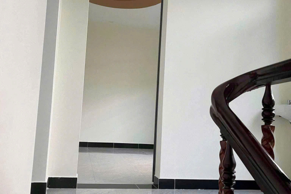 CHO THUÊ NHÀ PHỐ 3 TẦNG ĐƯỜNG CỔ LOA TRUNG TÂM KHU BÀN CỜ NHA TRANG – CẠNH TRƯỜNG ÂU CƠ VÀ CHỢ – DIỆN TÍCH 53M² (NGANG 4M) ĐƯỜNG RỘNG 13M KẾT CẤU 4 PHÒNG NGỦ KHÉP KÍN THÍCH HỢP MỞ VĂN PHÒNG SPA DẠY HỌC GIÁ 13 TRIỆU/THÁNG