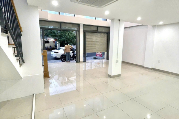 CHO THUÊ MẶT BẰNG KINH DOANH 70M² KHU BÀN CỜ PHƯỚC LONG NHA TRANG – MẶT TIỀN RỘNG 8M RẤT HIẾM – ĐƯỜNG 18M VỈA HÈ 3M – CÓ ĐIỀU HOÀ TRUNG TÂM – GIÁ CHỈ 15 TRIỆU/THÁNG