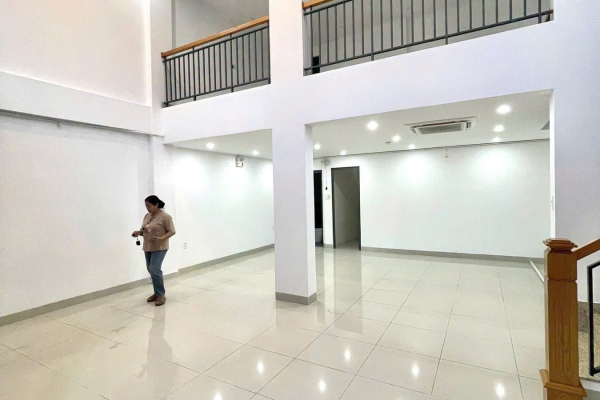 CHO THUÊ MẶT BẰNG KINH DOANH 70M² KHU BÀN CỜ PHƯỚC LONG NHA TRANG – MẶT TIỀN RỘNG 8M RẤT HIẾM – ĐƯỜNG 18M VỈA HÈ 3M – CÓ ĐIỀU HOÀ TRUNG TÂM – GIÁ CHỈ 15 TRIỆU/THÁNG