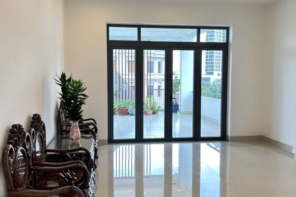 CHO THUÊ TÒA NHÀ 5 TẦNG MẶT TIỀN ĐƯỜNG HOÀNG HOA THÁM PHƯỜNG XƯƠNG HUÂN NHA TRANG – CÁCH BIỂN CHỈ 150M – GẦN KHÁCH SẠN, NGÂN HÀNG & KHU VĂN PHÒNG – DIỆN TÍCH XÂY DỰNG 325M² – GIÁ 38 TRIỆU/THÁNG