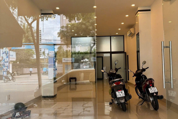 CHO THUÊ TÒA NHÀ 5 TẦNG MẶT TIỀN ĐƯỜNG HOÀNG HOA THÁM PHƯỜNG XƯƠNG HUÂN NHA TRANG – CÁCH BIỂN CHỈ 150M – GẦN KHÁCH SẠN, NGÂN HÀNG & KHU VĂN PHÒNG – DIỆN TÍCH XÂY DỰNG 325M² – GIÁ 38 TRIỆU/THÁNG