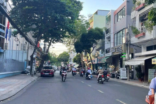 Mặt bằng Nha Trang cho thuê nhà 4 tầng mặt tiền Trần Nhật Duật, diện tích đất 63,2m², sử dụng 250m², 7 phòng ngủ, giá 25 triệu/tháng.