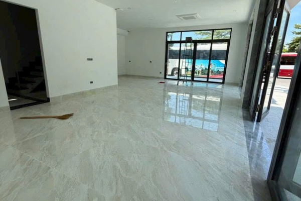 Cho thuê mặt bằng Nha Trang tại lô góc mặt tiền đường Vương Thừa Vũ. Diện tích 151m² gồm 68m² phòng lạnh và 83m² sân, phù hợp mở văn phòng, quán cà phê.