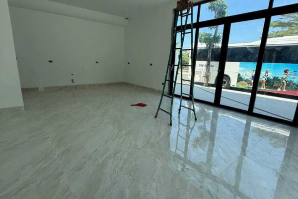 Cho thuê mặt bằng Nha Trang tại lô góc mặt tiền đường Vương Thừa Vũ. Diện tích 151m² gồm 68m² phòng lạnh và 83m² sân, phù hợp mở văn phòng, quán cà phê.