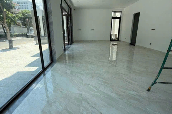 Cho thuê mặt bằng Nha Trang tại lô góc mặt tiền đường Vương Thừa Vũ. Diện tích 151m² gồm 68m² phòng lạnh và 83m² sân, phù hợp mở văn phòng, quán cà phê.