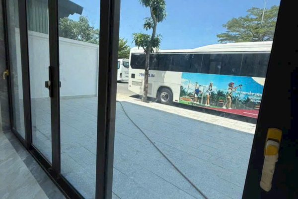 Cho thuê mặt bằng Nha Trang tại lô góc mặt tiền đường Vương Thừa Vũ. Diện tích 151m² gồm 68m² phòng lạnh và 83m² sân, phù hợp mở văn phòng, quán cà phê.