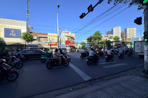 CHO THUÊ MẶT BẰNG KINH DOANH NHA TRANG – NHÀ 3 TẦNG MẶT TIỀN ĐƯỜNG 2/4, GIÁ 25 TRIỆU/THÁNG