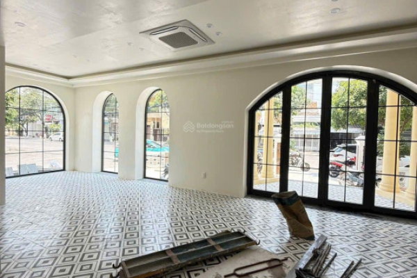 CHO THUÊ VILLA LÔ GÓC 2 MẶT TIỀN 4 TẦNG TÂN CỔ ĐIỂN PHÁP CÓ THANG MÁY ĐƯỜNG LÝ NAM ĐẾ NHA TRANG – DIỆN TÍCH 140M² PHÙ HỢP VĂN PHÒNG SHOWROOM YOGA CÀ PHÊ GIÁ 70 TRIỆU/THÁNG