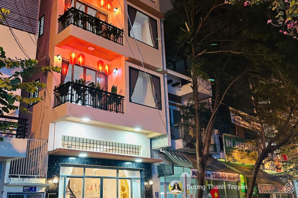 BÁN NHÀ PHỐ 4 TẦNG MẶT TIỀN ĐƯỜNG BÀ TRIỆU CẠNH GA NHA TRANG VỊ TRÍ KINH DOANH CÓ DÒNG TIỀN THUÊ 25 TRIỆU/THÁNG SỔ HỒNG CHÍNH CHỦ GIÁ 12 TỶ 500 TRIỆU