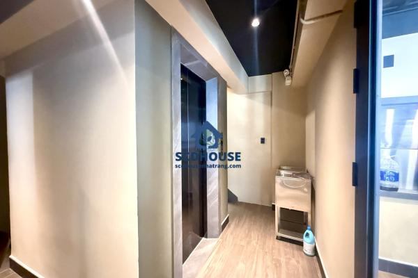 CHO THUÊ TÒA NHÀ MẶT BẰNG LÔ GÓC MỚI 4 TẦNG CÓ THANG MÁY & PCCC ĐƯỜNG LỚN TRUNG TÂM PHƯỜNG LỘC THỌ NHA TRANG – CÁCH BIỂN QUẢNG TRƯỜNG VÀI BƯỚC CHÂN – DIỆN TÍCH SỬ DỤNG 432M² NGANG 6M GIÁ 150 TRIỆU 