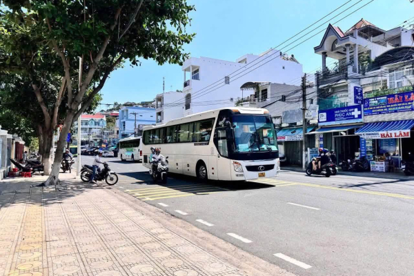 CHO THUÊ NHÀ NGUYÊN CĂN 2 TẦNG MẶT TIỀN ĐƯỜNG TRẦN PHÚ NHA TRANG – GẦN VIỆN HẢI DƯƠNG HỌC VÀ CẢNG VINPEARL – NGANG RỘNG LÝ TƯỞNG 8M GIÁ 45 TRIỆU