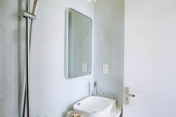 CHO THUÊ MẶT BẰNG TẦNG TRỆT VÀ CĂN HỘ CAO CẤP LÔ GÓC 2 MẶT TIỀN TRỰC DIỆN BIỂN ĐƯỜNG PHẠM VĂN ĐỒNG NHA TRANG – MẶT BẰNG 60,5M² GIÁ 10 TRIỆU/THÁNG & CĂN HỘ 80M² VIEW BIỂN CÓ SAUNA GIÁ TỪ 21 TRIỆU/THÁNG